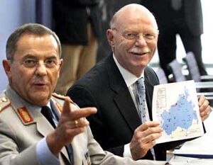 Ex-Verteidigungsminister Peter Struck (rechts)